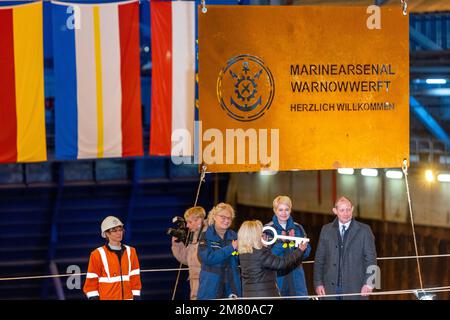 11 janvier 2023, Mecklembourg-Poméranie occidentale, Rostock: Christine Lambrecht (SPD, 3rd de gauche), Ministre fédéral de la défense, Et Manuela Schwesig (SPD, 2nd de droite), Ministre Président de Mecklembourg-Poméranie occidentale, regardez Gabriele Korb, Président de l'Office fédéral de Bundeswehr Equipment, information Technology and In-Service support (BAAINBw), remettre les clés à Rainer Sacher (r), Directeur de l'Arsenal naval. Sur la gauche se trouve Manja Zeidler, officier de sécurité du chantier naval à la mise en service officielle de la nouvelle base navale de Warnowwerft. Le gouvernement allemand a pris la relève Banque D'Images