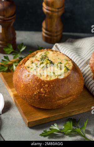 Bol à pain maison à soupe de cheddar brocoli avec persil Banque D'Images