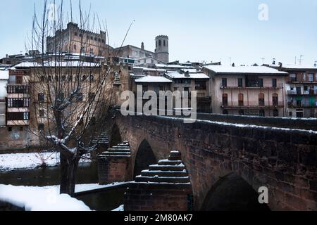 Valderrobres, Espagne. 27 février 2016 : vue sur le village médiéval de la province de Teruel avec la première neige. Pont médiéval et Calatravo Castl Banque D'Images