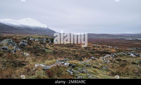 Ruighnasealbhaig Village de déstockage des Highlands sur les rives du Loch Naver avec Ben Klibreck Banque D'Images