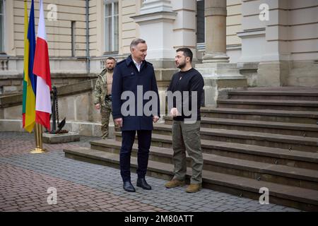 Lviv, Ukraine. 11th janvier 2023. Le président ukrainien Volodymyr Zelenskyy, à droite, accueille le président polonais Andrzej Duda, à l'arrivée du deuxième sommet du triangle de Lublin, à 11 janvier 2023, à Lviv, en Ukraine. Le président polonais Andrzej Duda a annoncé qu'il enverra 14 chars de bataille Leopard pour soutenir l'Ukraine. Credit: Présidence de l'Ukraine/Présidence de l'Ukraine/Alamy Live News Banque D'Images