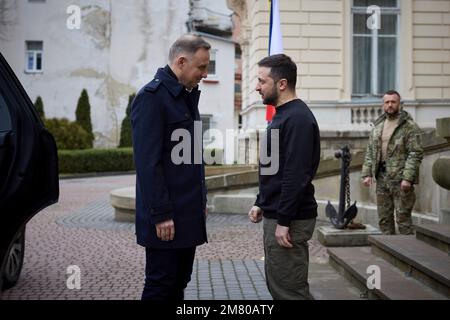 Lviv, Ukraine. 11th janvier 2023. Le président ukrainien Volodymyr Zelenskyy, à droite, accueille le président polonais Andrzej Duda, à l'arrivée du deuxième sommet du triangle de Lublin, à 11 janvier 2023, à Lviv, en Ukraine. Le président polonais Andrzej Duda a annoncé qu'il enverra 14 chars de bataille Leopard pour soutenir l'Ukraine. Credit: Présidence de l'Ukraine/Présidence de l'Ukraine/Alamy Live News Banque D'Images