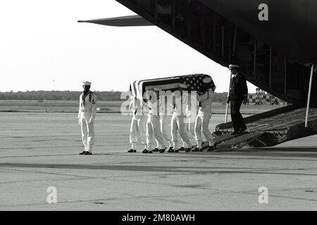 Six pallbearers de la Marine portent le cercueil à drapeau de LT. CMDR. Albert A. Schaufelberger descend la rampe de chargement d'un avion de transport. Schaufelberger a été tué à San Salvador. Base: Naval Air Station, Oceana État: Virginie (va) pays: Etats-Unis d'Amérique (USA) Banque D'Images