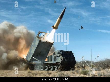 ATACMS - missile tactique de l'armée - tiré d'un système de lancement multiple M270. Photo: USArmy Banque D'Images