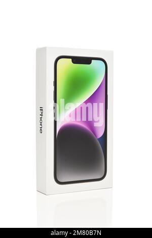 IRVINE, CALIFORNIE - 7 JANV. 2023: Une boîte iPhone 14 isolée sur blanc. Banque D'Images