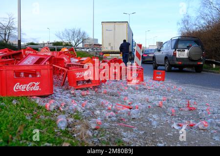 Zagreb, Croatie, on 11 janvier 2023. Des cas pleins de bouteilles de Coca-Cola sont tombés du camion et ont été déversés sur la route à l'intersection des rues Drziceva et Slavonska, à Zagreb, en Croatie, sur 11 janvier 2023. Photo: Slaven Branislav Babic/PIXSELL Banque D'Images