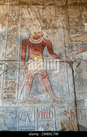 PHARAON SUR LE BAS-RELIEF ET LES FRESQUES DANS LES COULEURS VIVES, HIÉROGLYPHES ÉGYPTIENS, FIGURATIFS ÉCRITS SAINTS, CITÉ D'AMUN-RE, TEMPLE DE KARNAK, ANCIEN SITE ÉGYPTIEN DE LA DYNASTIE 13TH, SITE CLASSÉ AU PATRIMOINE MONDIAL DE L'UNESCO, LOUXOR, EGYPTE, AFRIQUE Banque D'Images