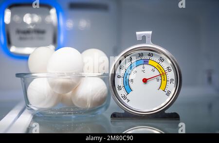 Thermomètre du réfrigérateur dans l'unité de stockage froide. Indicateur de sécurité de réfrigération affichant un avertissement de température alimentaire dangereuse. Banque D'Images