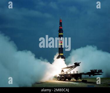 L'armée américaine lance un missile de soutien sur le champ de bataille de Pershing II lors d'un vol à longue portée le long de la zone d'essais de l'est à 10 h 46 EDT. Il s'agit du vol d'essai de 12th du programme de développement de l'ingénierie Pershing II et du septième vol à partir de Cape Canaveral. Base: Cape Canaveral Air Force Station État: Floride (FL) pays: États-Unis d'Amérique (USA) Banque D'Images