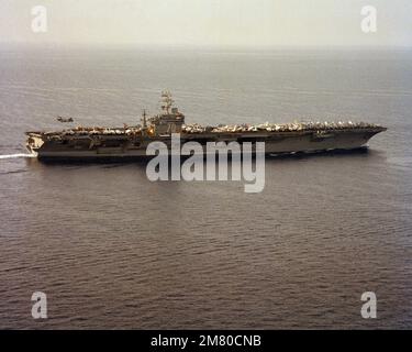 Vue aérienne à tribord du porte-avions à propulsion nucléaire USS CARL VINSON (CVN 70) en cours. Un hélicoptère CH-46 Sea Knight survole les opérations de réapprovisionnement vertical de la poupe. Pays: Océan Indien (CIO) Banque D'Images