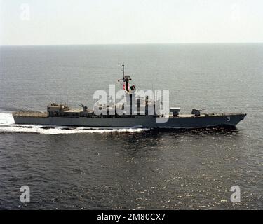 Une vue tribord du frégate de missile guidé USS SCHOFIELD (FFG 3) est en cours. Pays : inconnu Banque D'Images