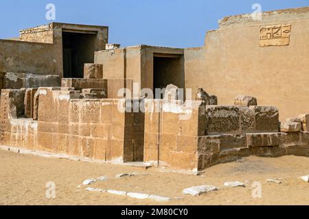 ENTRÉE À LA MASTABA DE KAGEMNI, NÉCROPOLE SAQQARA, RÉGION DE MEMPHIS, ANCIENNE CAPITALE DE L'EGYPTE ANCIENNE, LE CAIRE, L'EGYPTE, L'AFRIQUE Banque D'Images