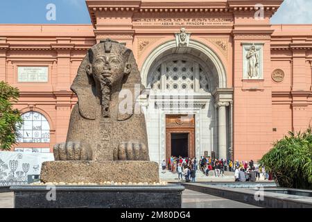 FAÇADE À L'ENTRÉE DU MUSÉE ÉGYPTIEN DU CAIRE CONSACRÉE À L'ANTIQUITÉ ÉGYPTIENNE, LE CAIRE, L'EGYPTE, L'AFRIQUE Banque D'Images