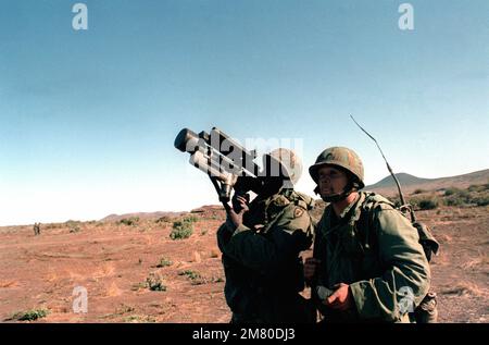 Deux membres de l'Artillerie de défense aérienne de 62nd, Division d'infanterie de 25th, suivent et incendient une cible aérienne balistique (BAT) à l'aide d'un système d'armes de missiles Redeye lors d'un exercice d'entraînement de tir en direct dans la zone d'entraînement de Pohakuloa. État : Hawaï (HI) pays : États-Unis d'Amérique (USA) Banque D'Images