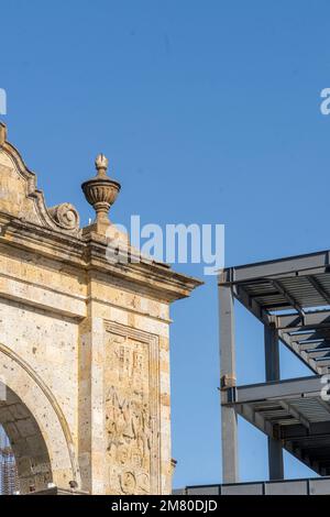 architecture de voûte en pierre de carrière, contrairement à un bâtiment en acier juste à côté, Banque D'Images