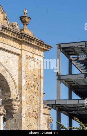 arche en pierre de carrière contrairement à un bâtiment en construction sur fond d'acier Banque D'Images