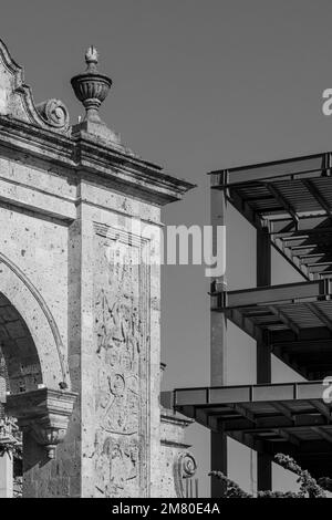 architecture de voûte en pierre de carrière, contrairement à un bâtiment en acier juste à côté, Banque D'Images