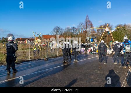 Les activistes du climat se sont barricadés dans le village allemand de Lutzerath, en Rhénanie-du-Nord-Westphalie. Les militants occupent le village depuis plus de deux ans pour l'empêcher de disparaître de la surface de la terre, comme convenu dans un accord négocié par les dirigeants politiques. Les mines de la société énergétique RWE s'enflamment là-bas, ce que les activistes accusent du réchauffement climatique et de la pollution de CO2. Tôt ce matin, la police a commencé à évacuer le village. Banque D'Images