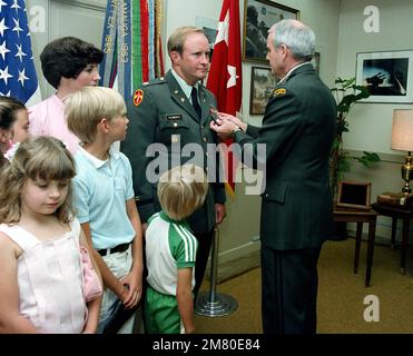 La Légion du mérite est présentée à LTC Miles Clements par le Lgén Fred Mahaffey, CHEF adjoint du PERSONNEL de l'opération et des plans, lors d'une cérémonie au Pentagone. Base: Arlington État: Virginia (va) pays: Etats-Unis d'Amérique (USA) Banque D'Images