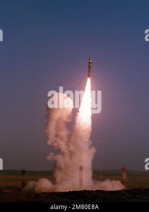 Une vue aérienne d'un missile balistique international MGM-118A Peacekeeper quelques instants après le décollage de la lance-missiles. Il s'agit du premier lancement test du Peacekeeper. Base: Vandenberg Air Force base État: Californie (CA) pays: États-Unis d'Amérique (USA) Banque D'Images