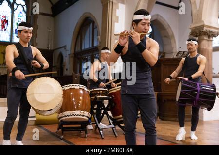 Shumei Taiko performance par des batteurs professionnels japonais à l'église All Saints à Highgate que les Japonais utilisent comme un appel spirituel à la nature. Banque D'Images