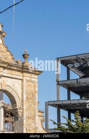 architecture de voûte en pierre de carrière, contrairement à un bâtiment en acier juste à côté, Banque D'Images