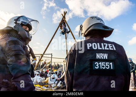 Les activistes du climat se sont barricadés dans le village allemand de Lutzerath, en Rhénanie-du-Nord-Westphalie. Les militants occupent le village depuis plus de deux ans pour l'empêcher de disparaître de la surface de la terre, comme convenu dans un accord négocié par les dirigeants politiques. Les mines de la société énergétique RWE s'enflamment là-bas, ce que les activistes accusent du réchauffement climatique et de la pollution de CO2. Tôt ce matin, la police a commencé à évacuer le village. Banque D'Images