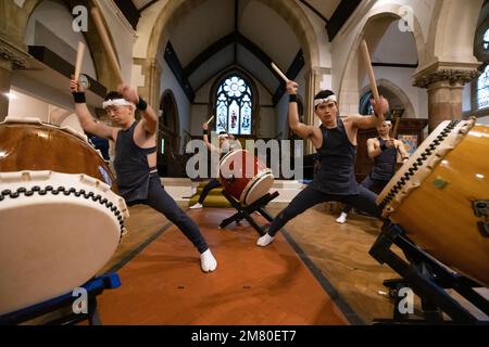 Shumei Taiko performance par des batteurs professionnels japonais à l'église All Saints à Highgate que les Japonais utilisent comme un appel spirituel à la nature. Banque D'Images