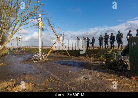 Les activistes du climat se sont barricadés dans le village allemand de Lutzerath, en Rhénanie-du-Nord-Westphalie. Les militants occupent le village depuis plus de deux ans pour l'empêcher de disparaître de la surface de la terre, comme convenu dans un accord négocié par les dirigeants politiques. Les mines de la société énergétique RWE s'enflamment là-bas, ce que les activistes accusent du réchauffement climatique et de la pollution de CO2. Tôt ce matin, la police a commencé à évacuer le village. Banque D'Images