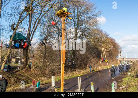 Les activistes du climat se sont barricadés dans le village allemand de Lutzerath, en Rhénanie-du-Nord-Westphalie. Les militants occupent le village depuis plus de deux ans pour l'empêcher de disparaître de la surface de la terre, comme convenu dans un accord négocié par les dirigeants politiques. Les mines de la société énergétique RWE s'enflamment là-bas, ce que les activistes accusent du réchauffement climatique et de la pollution de CO2. Tôt ce matin, la police a commencé à évacuer le village. Banque D'Images