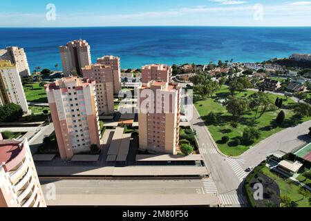 Point de vue de drone, prise de vue aérienne de la ville espagnole de Dehesa de Campoamor pendant la journée ensoleillée. Espagne Banque D'Images