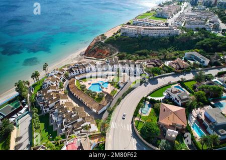 Point de vue de drone, prise de vue aérienne de Dehesa de Campoamor pendant une journée ensoleillée avec des villas avec piscines, routes et vue sur la mer Méditerranée. Costa Blan Banque D'Images