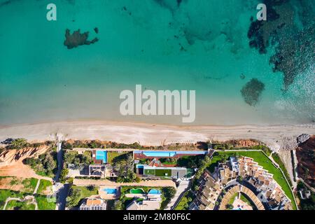 Point de vue de drone, prise de vue aérienne de la ville espagnole de Dehesa de Campoamor pendant une journée ensoleillée avec vue sur la mer Méditerranée. Costa Blanca, Alicante. Espagne Banque D'Images