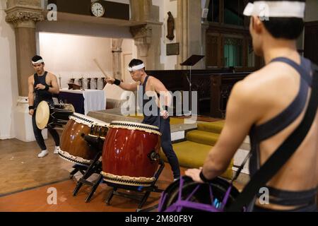 Shumei Taiko performance par des batteurs professionnels japonais à l'église All Saints à Highgate que les Japonais utilisent comme un appel spirituel à la nature. Banque D'Images