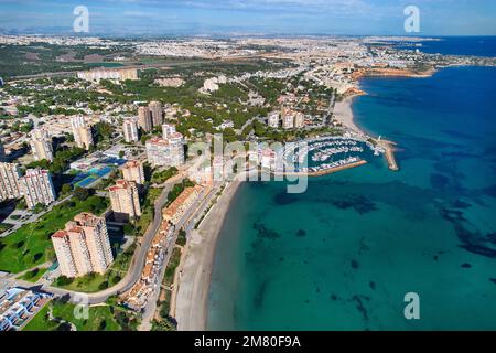 Point de vue de drone, prise de vue aérienne de Dehesa de Campoamor pendant une journée ensoleillée avec bâtiment résidentiel et vue sur la mer Méditerranée. Costa Blanca, Alicante. Banque D'Images