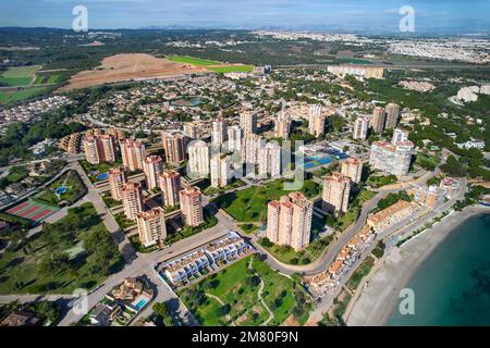 Point de vue de drone, prise de vue aérienne de Dehesa de Campoamor pendant une journée ensoleillée avec bâtiment résidentiel et vue sur la mer Méditerranée. Costa Blanca, Alicante. Banque D'Images