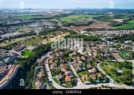 Point de vue de drone, prise de vue aérienne de la campagne de Dehesa de Campoamor pendant la journée ensoleillée. Costa Blanca, Alicante, Espagne Banque D'Images