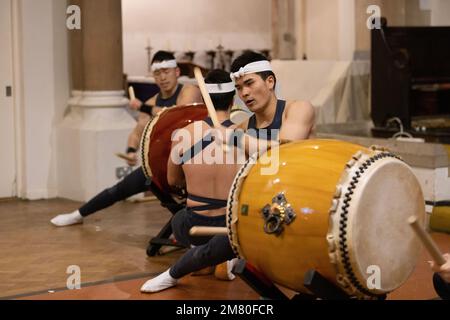 Shumei Taiko performance par des batteurs professionnels japonais à l'église All Saints à Highgate que les Japonais utilisent comme un appel spirituel à la nature. Banque D'Images