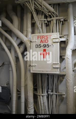 Une grande trousse de premiers soins en métal blanc montée sur le mur à l'intérieur du porte-avions historique USS Lexington, présentant l'équipement médical naval vintage Banque D'Images