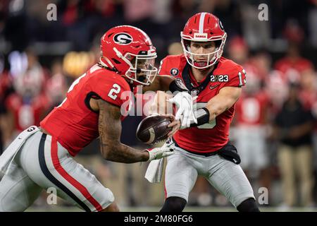 Georgia Bulldogs Quarterback Stetson Bennett (13) remet le ballon à la course de retour Kendall Milton (2) pendant le College football Playoff National C. Banque D'Images