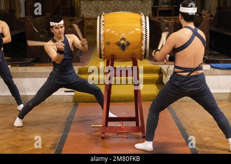 Shumei Taiko performance par des batteurs professionnels japonais à l'église All Saints à Highgate que les Japonais utilisent comme un appel spirituel à la nature. Banque D'Images