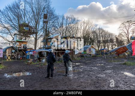 Les activistes du climat se sont barricadés dans le village allemand de Lutzerath, en Rhénanie-du-Nord-Westphalie. Les militants occupent le village depuis plus de deux ans pour l'empêcher de disparaître de la surface de la terre, comme convenu dans un accord négocié par les dirigeants politiques. Les mines de la société énergétique RWE s'enflamment là-bas, ce que les activistes accusent du réchauffement climatique et de la pollution de CO2. Tôt ce matin, la police a commencé à évacuer le village. Banque D'Images