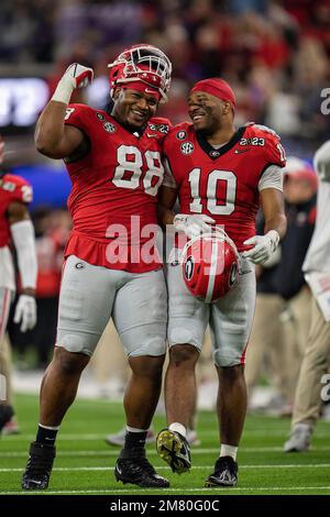 Le joueur de baseball défensif des Bulldogs de Géorgie, Jalen carter (88) et le linebacker Jamon Dumas-Johnson (10) célèbrent lors du College football Playoff National CH Banque D'Images