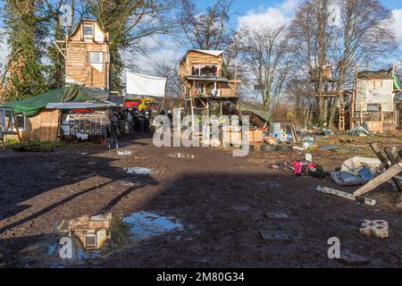 Les activistes du climat se sont barricadés dans le village allemand de Lutzerath, en Rhénanie-du-Nord-Westphalie. Les militants occupent le village depuis plus de deux ans pour l'empêcher de disparaître de la surface de la terre, comme convenu dans un accord négocié par les dirigeants politiques. Les mines de la société énergétique RWE s'enflamment là-bas, ce que les activistes accusent du réchauffement climatique et de la pollution de CO2. Tôt ce matin, la police a commencé à évacuer le village. Banque D'Images