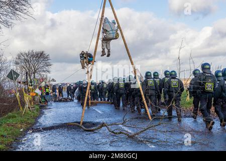 Les activistes du climat se sont barricadés dans le village allemand de Lutzerath, en Rhénanie-du-Nord-Westphalie. Les militants occupent le village depuis plus de deux ans pour l'empêcher de disparaître de la surface de la terre, comme convenu dans un accord négocié par les dirigeants politiques. Les mines de la société énergétique RWE s'enflamment là-bas, ce que les activistes accusent du réchauffement climatique et de la pollution de CO2. Tôt ce matin, la police a commencé à évacuer le village. Banque D'Images