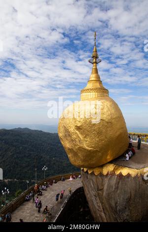 La Pagode Kyaik Htee Yoe, ou Golden Rock, également connue sous le nom de Pagode Kyaiktiyo, est un endroit très spécial qui attire de nombreux visiteurs dans le sud du Myanmar Banque D'Images