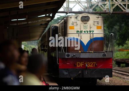 Les chemins de fer anciens du Myanmar ont besoin d'être mis à jour et sont en réparation constante. Banque D'Images