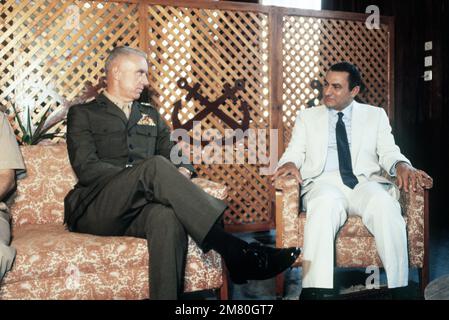 Le président égyptien Mohamed Hosni Mubarek avec un américain Marine Corp major général lors de BRIGHT STAR '83, l'exercice d'entraînement militaire conjoint des États-Unis et de l'Égypte. Date exacte prise de vue inconnue. Sujet opération/série: BRIGHT STAR '83 pays: Egypte (EGY) Banque D'Images