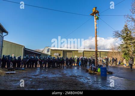 Les activistes du climat se sont barricadés dans le village allemand de Lutzerath, en Rhénanie-du-Nord-Westphalie. Les militants occupent le village depuis plus de deux ans pour l'empêcher de disparaître de la surface de la terre, comme convenu dans un accord négocié par les dirigeants politiques. Les mines de la société énergétique RWE s'enflamment là-bas, ce que les activistes accusent du réchauffement climatique et de la pollution de CO2. Tôt ce matin, la police a commencé à évacuer le village. Banque D'Images