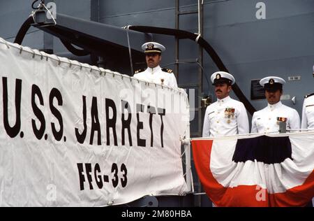 Des officiers et des membres de l'équipage se tiennent sur le pont de la frégate de missiles guidés USS JARRETT (FFG 33) pendant la cérémonie de mise en service du navire. Base: Naval Air Station, long Beach État: Californie (CA) pays: Etats-Unis d'Amérique (USA) Banque D'Images